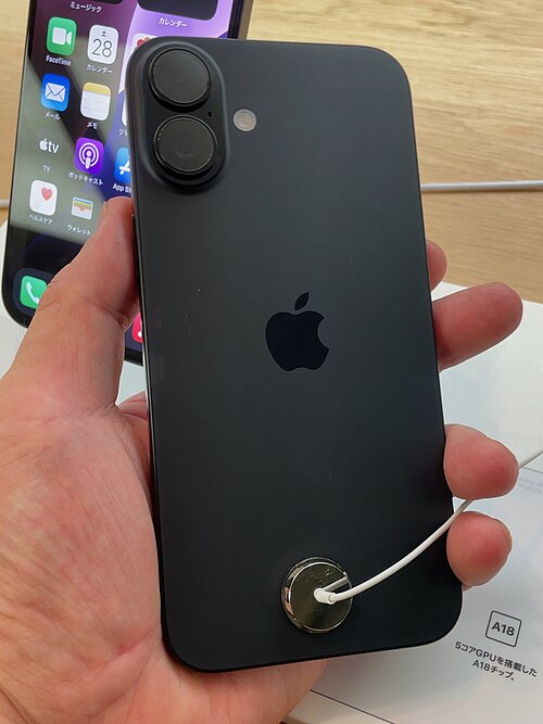 iPhone 16の背面。2つのカメラを備える標準モデルの外観例
